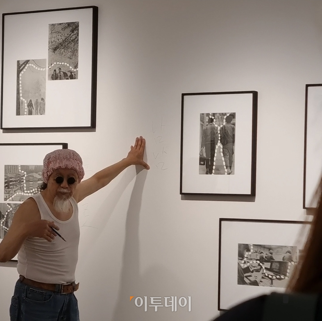 ▲22일 오전 서울 종로 갤러리현대에서 열린 '성능경의 망친 예술 행각' 전시. 성 작가가 1980년대에 작업한 '현장' 연작들에 개별적인 제목을 붙이고 벽면에 직접 연필로 적는 퍼포먼스를 선보이고 있다.