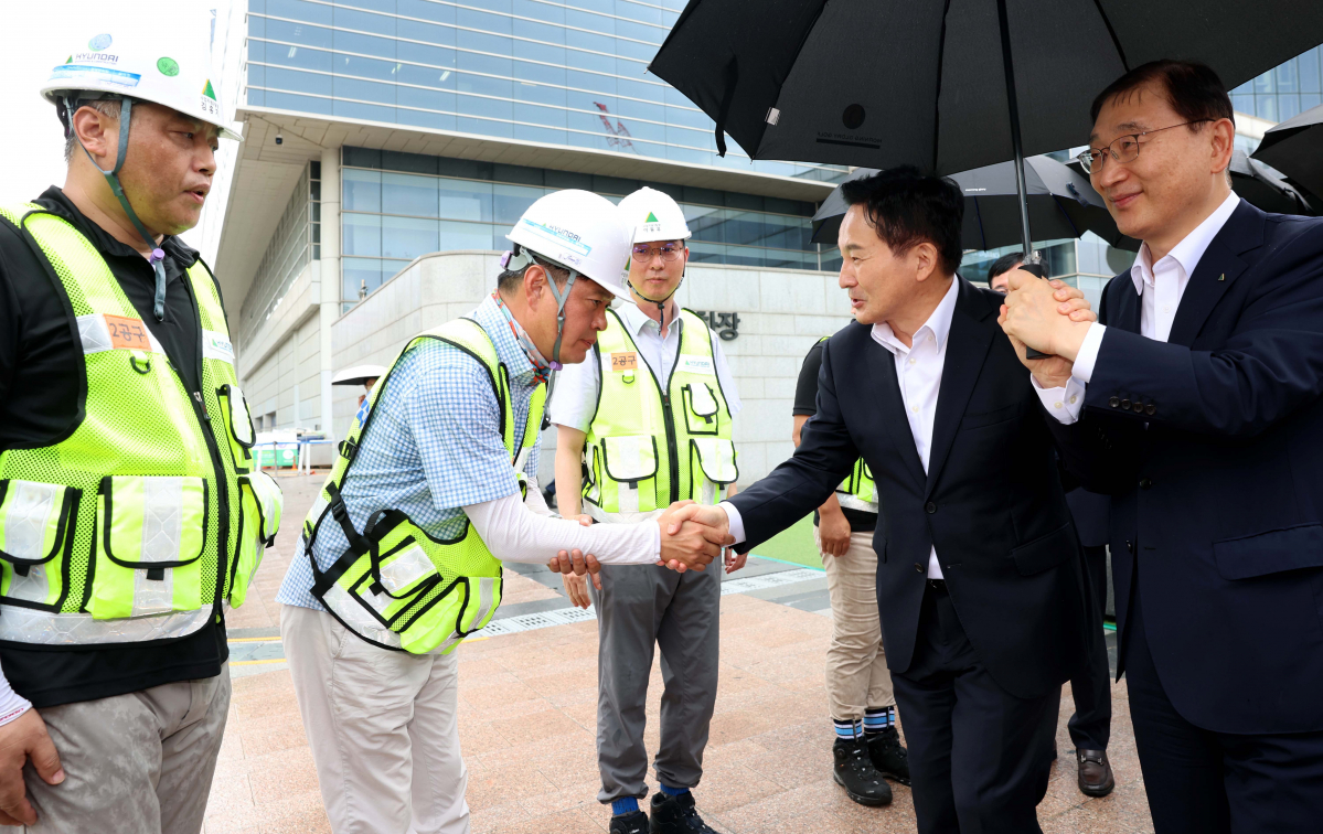 ▲원희룡 국토교통부 장관과 윤영준 현대건설 대표이사가 22일 서울 강남구 삼성역 GTX-C 공사현장을 방문해 현장 관계자들과 인사하고 있다. 신태현 기자 holjjak@
