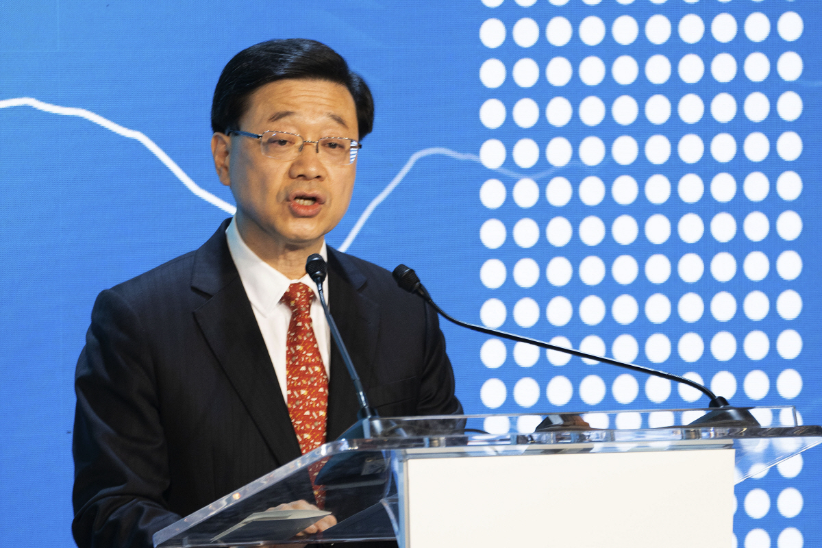 ▲존 리 홍콩 행정장관이 2022년 11월 2일 홍콩의 포시즌 호텔에서 개막한 ‘글로벌 금융 리더 투자 정상회의’에 참석해 연설하고 있다. 홍콩/AP뉴시스
