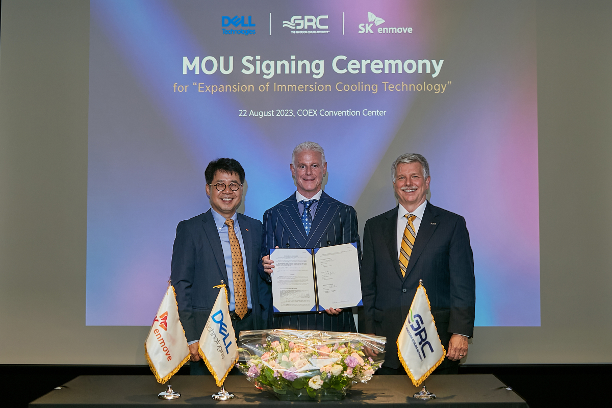 ▲(왼쪽부터) 박상규 SK엔무브 사장, 피터 마스 델 테크놀로지스 아태지역 총괄사장, 피터 폴린 GRC CEO가 기념사진을 촬영하고 있다. (사진제공=SK엔무브)