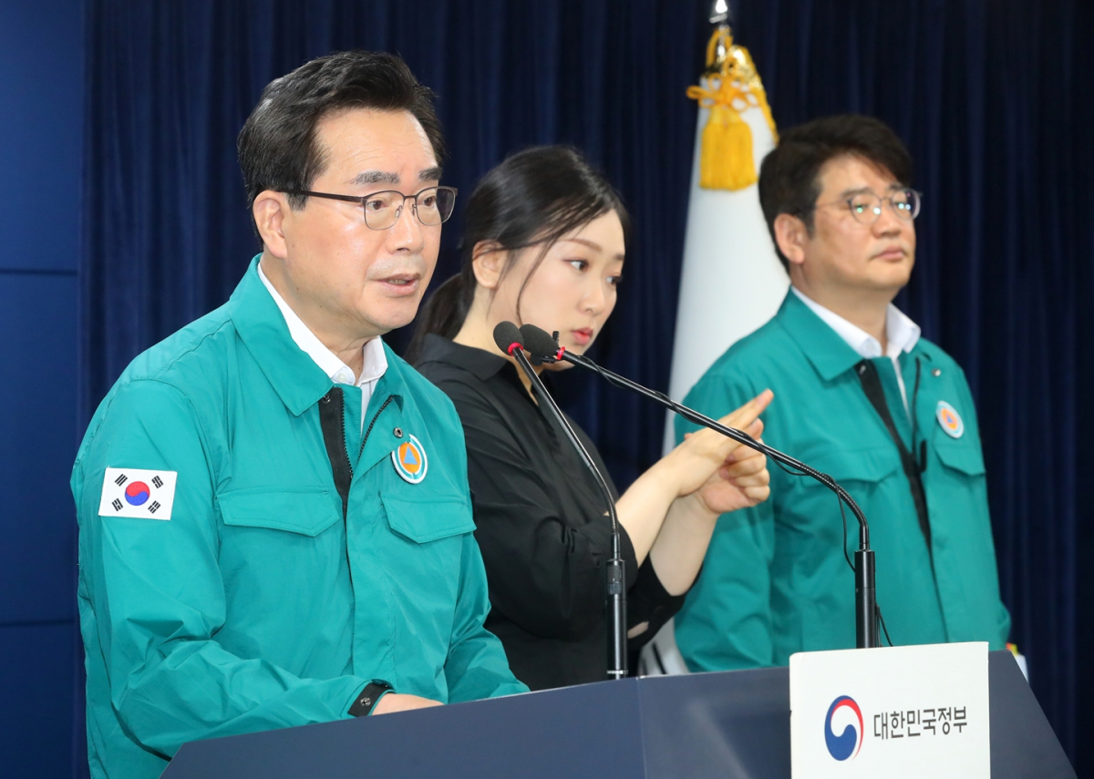 ▲ 정황근 농림축산식품부 장관이 23일 오전 서울 종로구 정부서울청사에서 농축산 피해 지원금 상향-확대 방안을 발표하고 있다. (뉴시스)