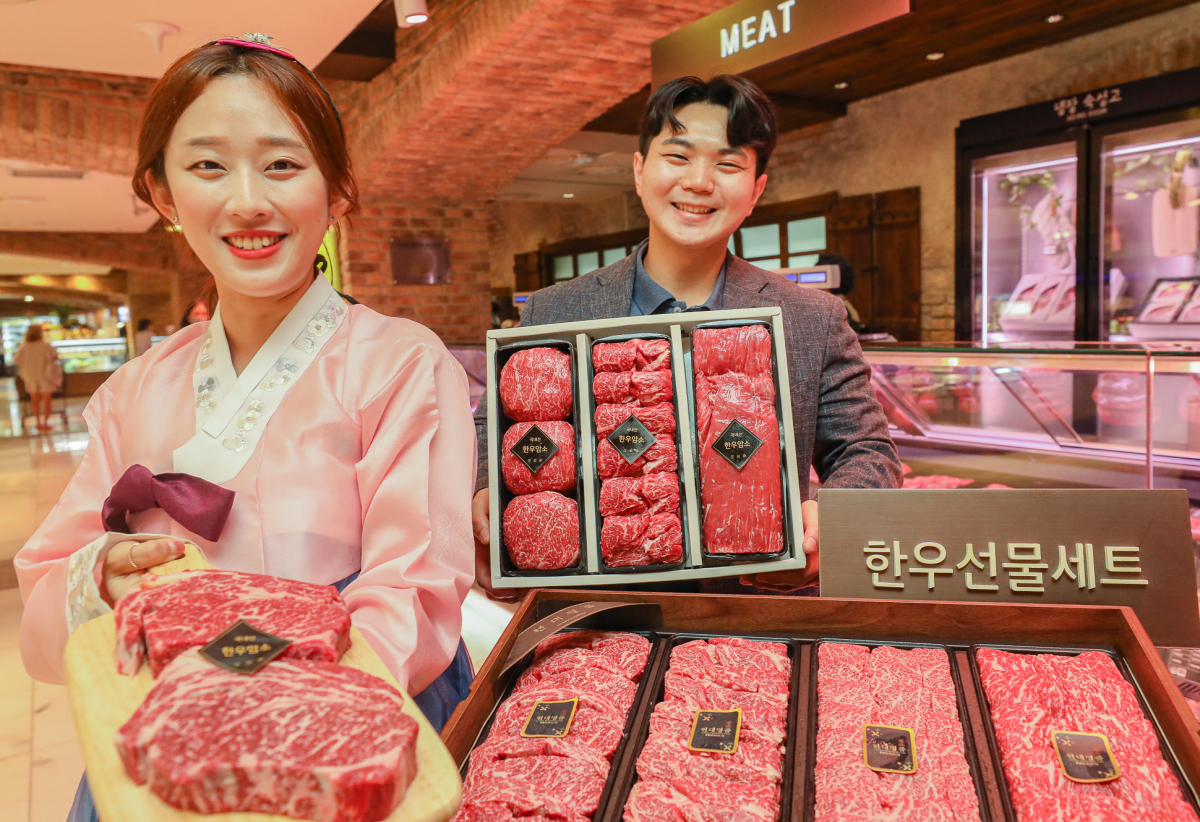 ▲모델들이 23일 오전 서울 강남구에 위치한 현대백화점 압구정본점 지하1층 가스트로 테이블 내 식품관에서 '프리미엄 한우 선물세트'를 소개하고 있다. (사진제공=현대백화점)