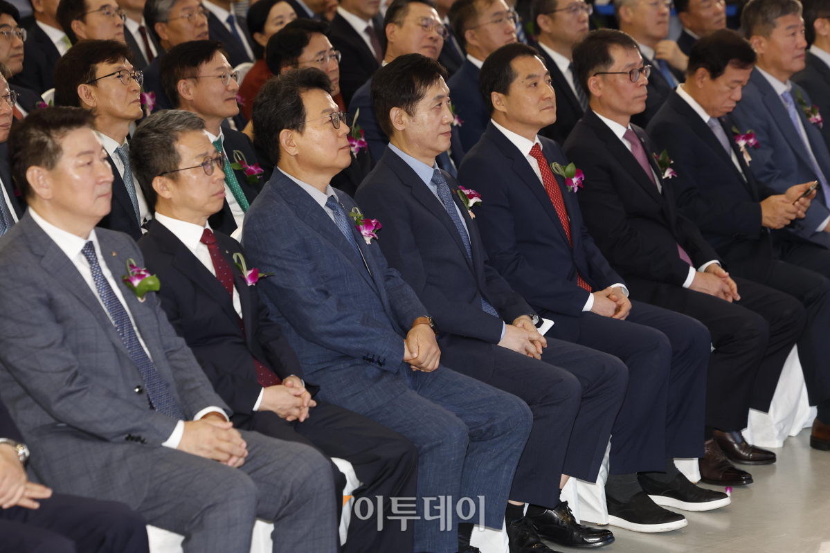 ▲김주현 금융위원장과 박대출 국민의힘 정책위원회 의장 등 내빈들이 23일 오전 서울 중구 동대문디자인플라자에서 열린 '2023 금융권 공동채용 박람회 개막식'에 참석해 있다. 이날부터 24일까지 열리는 '2023 금융권 공동채용 박람회'는 은행·증권·보험·카드·금융공기업 등 총 64개사가 참여했다. 올해는 작년 6개 시중은행에서 5개 지방은행이 추가 참여해 11개 은행에서 현장면접을 진행한다. 조현호 기자 hyunho@