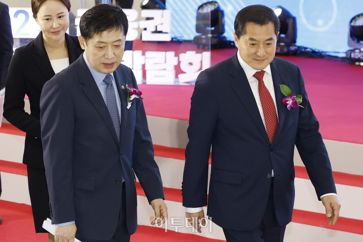 ▲김주현 금융위원장과 박대출 국민의힘 정책위원회 의장이 23일 오전 서울 중구 동대문디자인플라자에서 열린 '2023 금융권 공동채용 박람회 개막식'에 참석하고 있다. 이날부터 24일까지 열리는 '2023 금융권 공동채용 박람회'는 은행·증권·보험·카드·금융공기업 등 총 64개사가 참여했다. 올해는 작년 6개 시중은행에서 5개 지방은행이 추가 참여해 11개 은행에서 현장면접을 진행한다. 조현호 기자 hyunho@