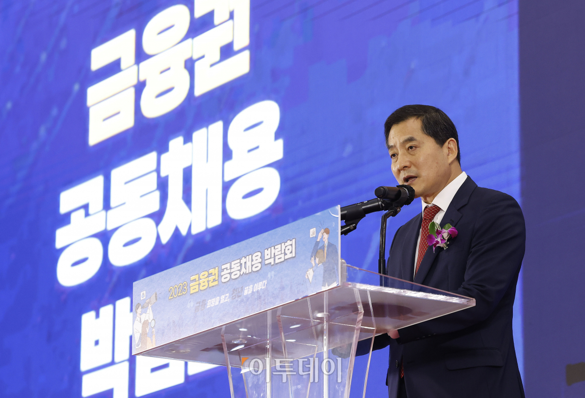 ▲박대출 국민의힘 정책위원회 의장이 23일 오전 서울 중구 동대문디자인플라자에서 열린 '2023 금융권 공동채용 박람회 개막식'에서 축사를 하고 있다. 이날부터 24일까지 열리는 '2023 금융권 공동채용 박람회'는 은행·증권·보험·카드·금융공기업 등 총 64개사가 참여했다. 올해는 작년 6개 시중은행에서 5개 지방은행이 추가 참여해 11개 은행에서 현장면접을 진행한다. 조현호 기자 hyunho@