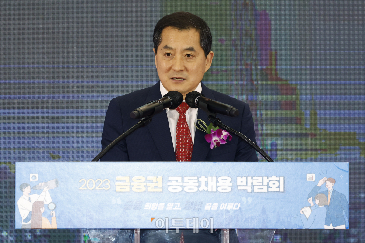 ▲박대출 국민의힘 정책위원회 의장이 23일 오전 서울 중구 동대문디자인플라자에서 열린 '2023 금융권 공동채용 박람회 개막식'에서 축사를 하고 있다. 이날부터 24일까지 열리는 '2023 금융권 공동채용 박람회'는 은행·증권·보험·카드·금융공기업 등 총 64개사가 참여했다. 올해는 작년 6개 시중은행에서 5개 지방은행이 추가 참여해 11개 은행에서 현장면접을 진행한다. 조현호 기자 hyunho@