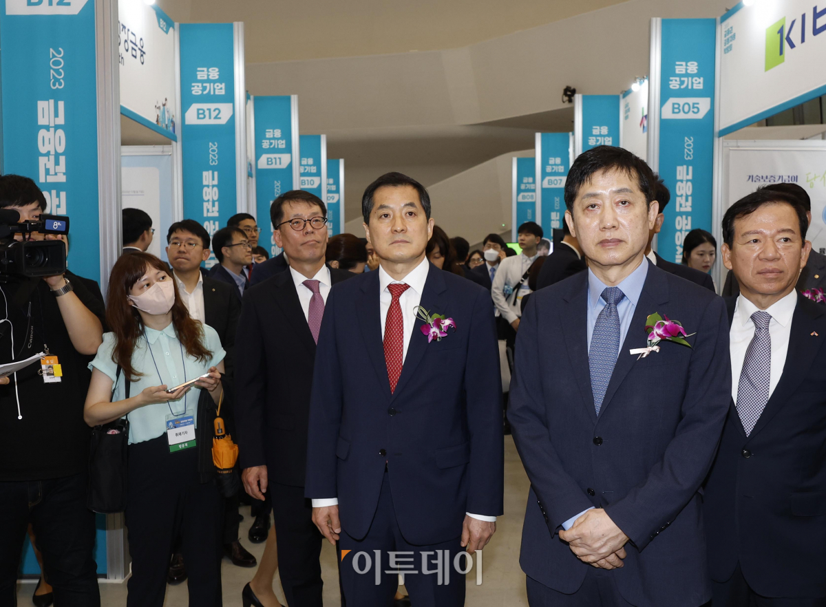 ▲김주현 금융위원장과 박대출 국민의힘 정책위원회 의장 등 참석자들이 23일 오전 서울 중구 동대문디자인플라자에서 열린 '2023 금융권 공동채용 박람회'에서 시중 은행 및 금융사 부스를 살펴보고 있다. 이날부터 24일까지 열리는 '2023 금융권 공동채용 박람회'는 은행·증권·보험·카드·금융공기업 등 총 64개사가 참여했다. 올해는 작년 6개 시중은행에서 5개 지방은행이 추가 참여해 11개 은행에서 현장면접을 진행한다. 조현호 기자 hyunho@