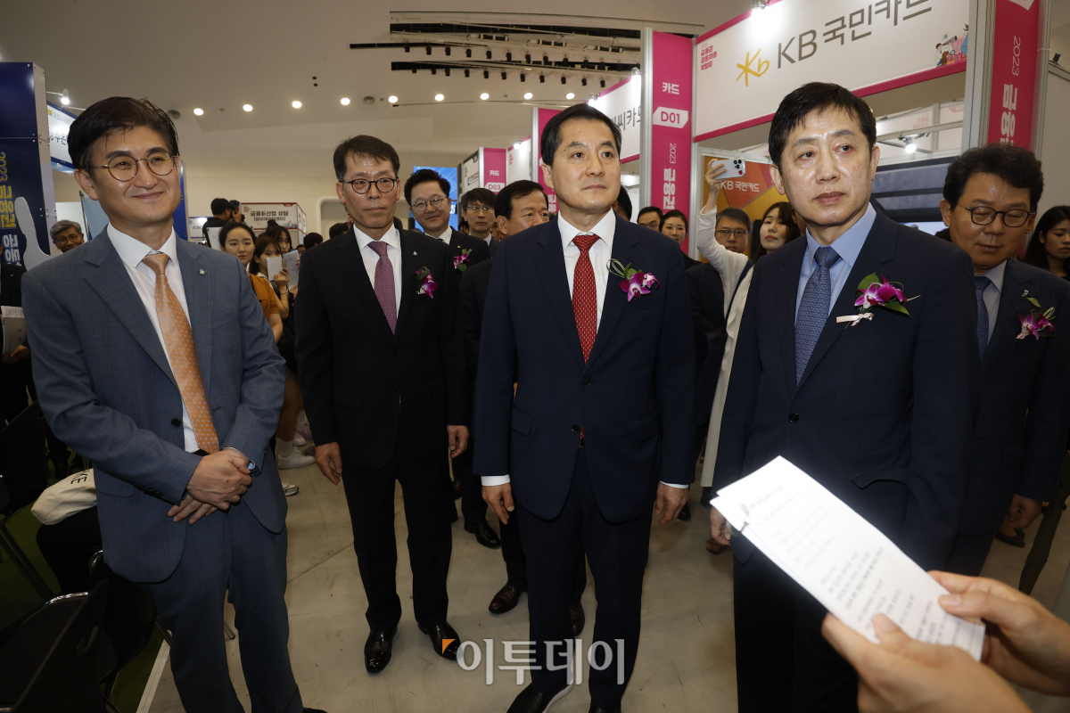 ▲김주현 금융위원장과 박대출 국민의힘 정책위원회 의장 등 참석자들이 23일 오전 서울 중구 동대문디자인플라자에서 열린 '2023 금융권 공동채용 박람회'에서 관계자에게 시중 은행 및 금융사 부스에 대한 설명을 듣고 있다. 이날부터 24일까지 열리는 '2023 금융권 공동채용 박람회'는 은행·증권·보험·카드·금융공기업 등 총 64개사가 참여했다. 올해는 작년 6개 시중은행에서 5개 지방은행이 추가 참여해 11개 은행에서 현장면접을 진행한다. 조현호 기자 hyunho@