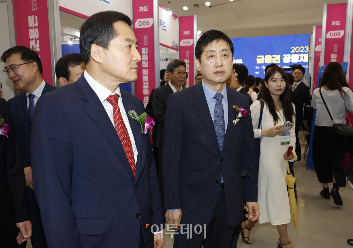 ▲김주현 금융위원장과 박대출 국민의힘 정책위원회 의장 등 참석자들이 23일 오전 서울 중구 동대문디자인플라자에서 열린 '2023 금융권 공동채용 박람회'에서 시중 은행 및 금융사 부스를 살펴보고 있다. 이날부터 24일까지 열리는 '2023 금융권 공동채용 박람회'는 은행·증권·보험·카드·금융공기업 등 총 64개사가 참여했다. 올해는 작년 6개 시중은행에서 5개 지방은행이 추가 참여해 11개 은행에서 현장면접을 진행한다. 조현호 기자 hyunho@