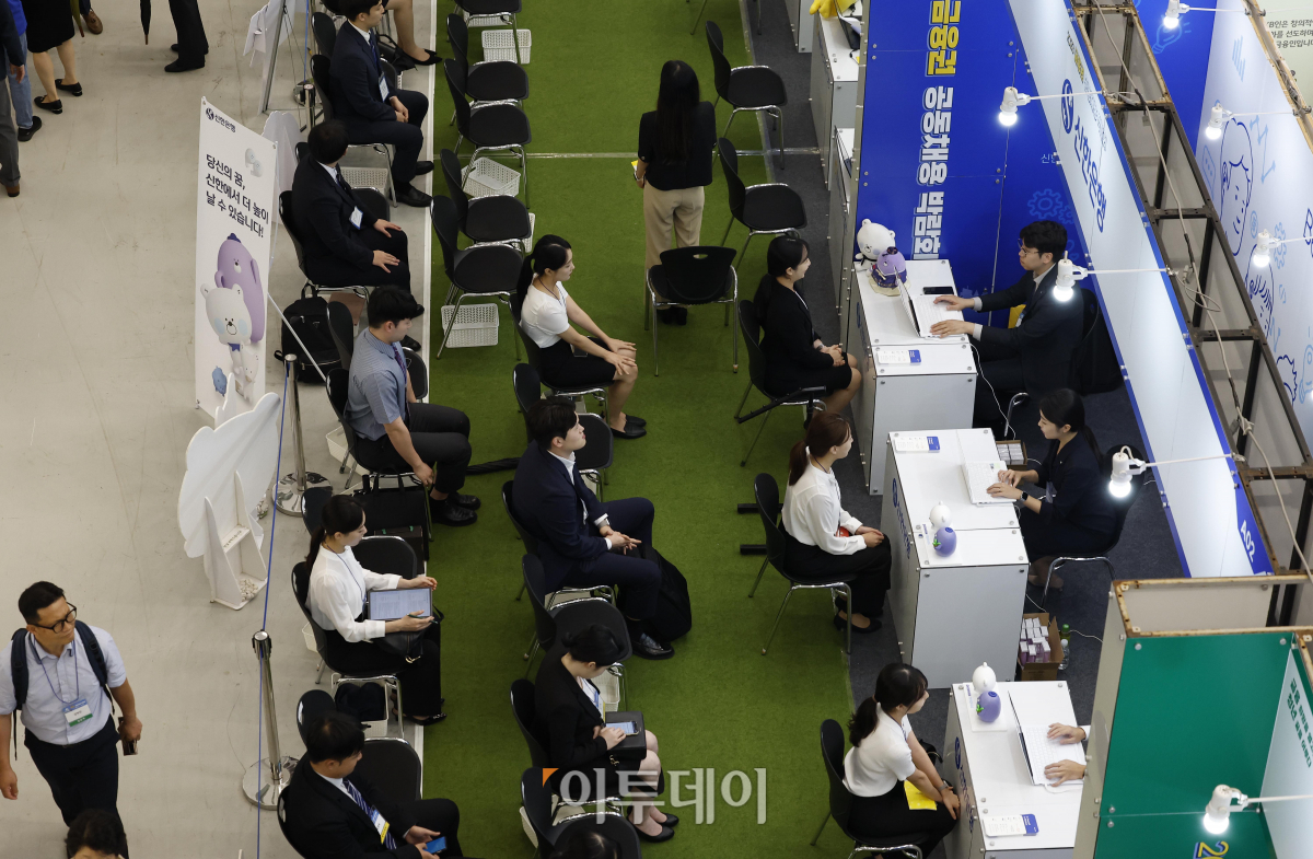 ▲23일 오전 서울 중구 동대문디자인플라자에서 열린 '2023 금융권 공동채용 박람회'에서 구직자들이 현장 면접을 보기 위해 대기하고 있다. 이날부터 24일까지 열리는 '2023 금융권 공동채용 박람회'는 은행·증권·보험·카드·금융공기업 등 총 64개사가 참여했다. 올해는 작년 6개 시중은행에서 5개 지방은행이 추가 참여해 11개 은행에서 현장면접을 진행한다. 조현호 기자 hyunho@