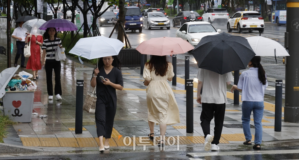 ▲더위가 물러가고 아침저녁으로 시원한 바람이 분다는 절기상 '처서'(處暑)인 23일 서울 중구 시청역 일대에서 우산을 쓴 시민들이 발걸음을 재촉하고 있다. 기상청은 이날 전국이 기압골의 영향을 받아 흐리고 중부지방과 전라권을 중심으로 강하고 많은 비가 내리겠다고 예보했다. 조현호 기자 hyunho@