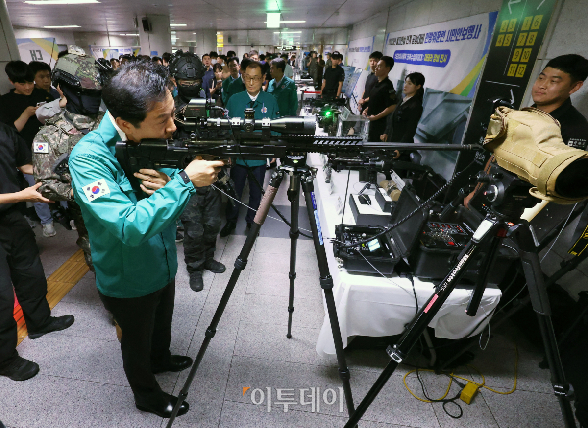 ▲오세훈 서울시장이 2023 을지연습 연계 민방공 대피훈련이 실시된 23일 오후 서울 중구 지하철 시청역에서 대테러 진압 장비를 살펴보고 있다. 조현호 기자 hyunho@