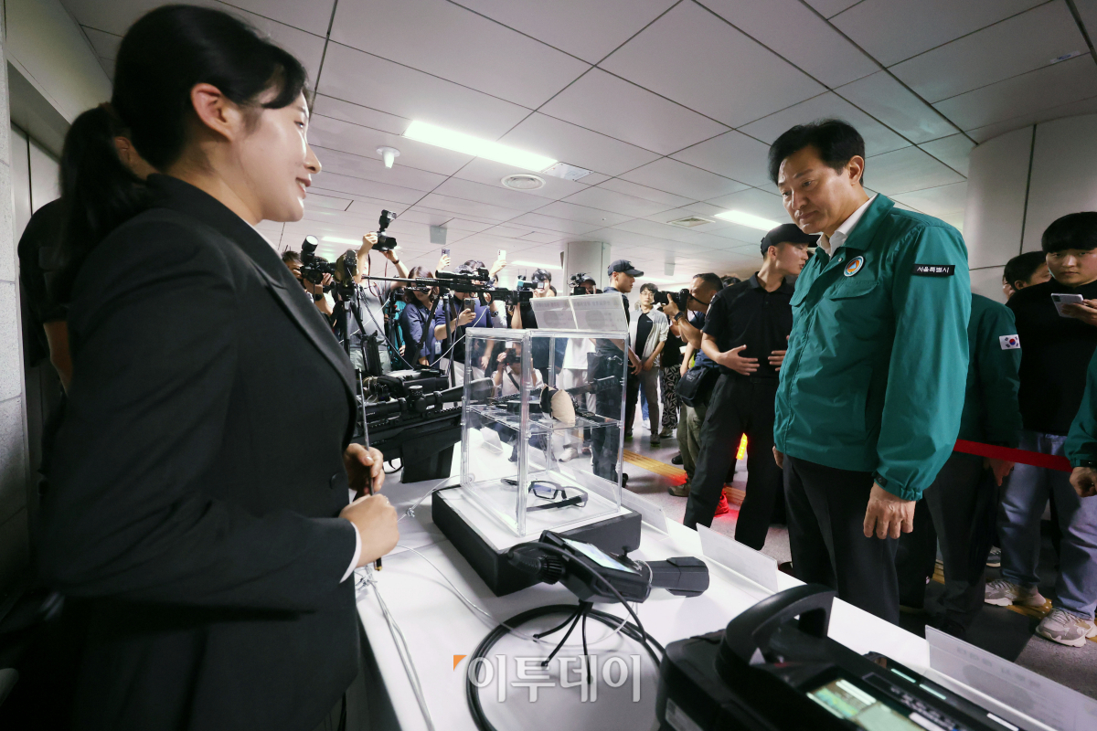 ▲오세훈 서울시장이 2023 을지연습 연계 민방공 대피훈련이 실시된 23일 오후 서울 중구 지하철 시청역에서 대테러 진압 장비를 살펴보고 있다. 조현호 기자 hyunho@