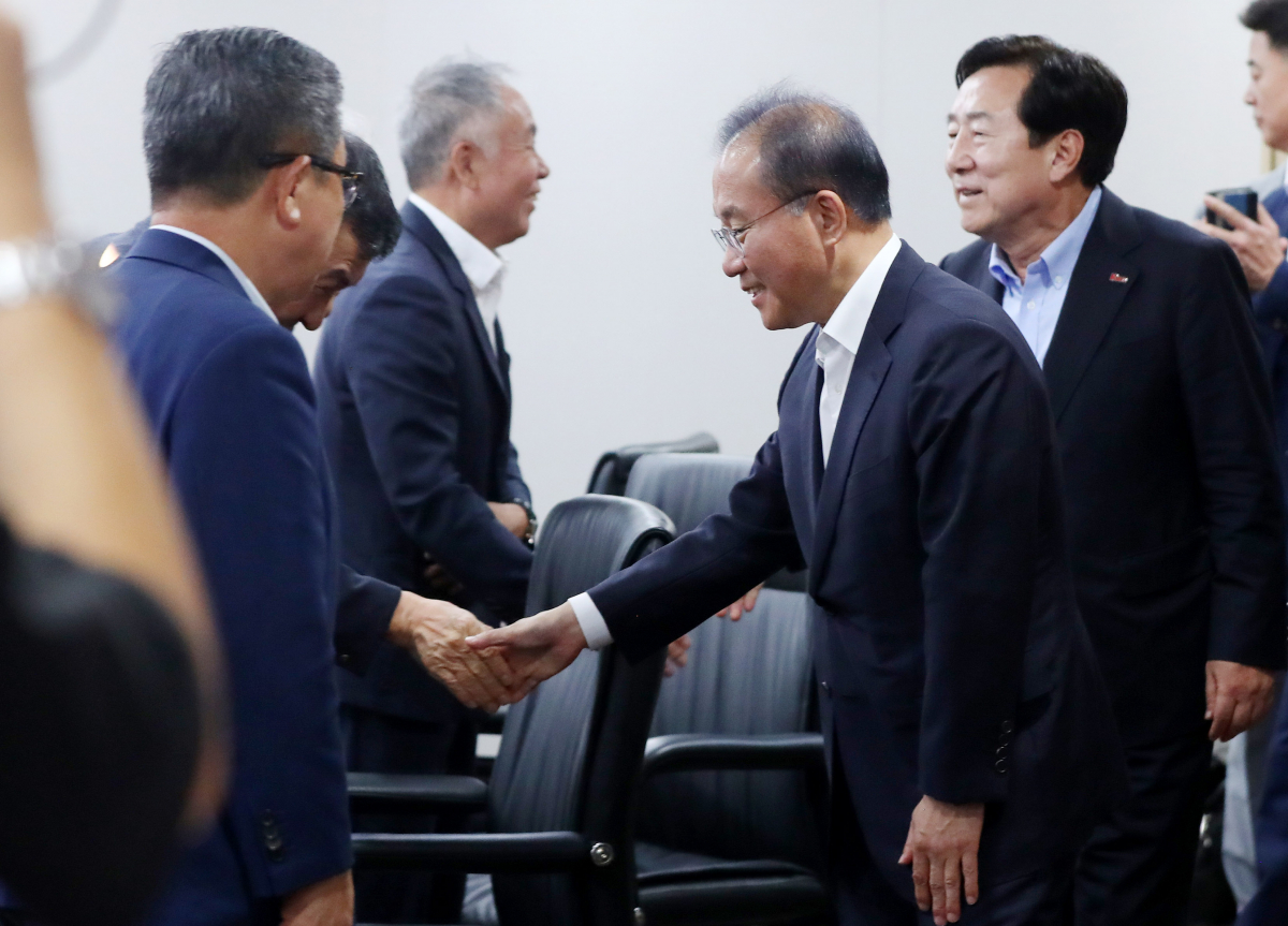 ▲윤재옥 국민의힘 원내대표가 23일 오전 서울 여의도 중소기업중앙회에서 열린 중소기업인과 간담회에서 참석자와 인사하고 있다. (뉴시스)