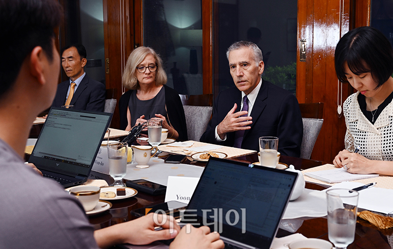 ▲필립 골드버그 주한미국대사가 23일 서울 중구 정동 주한미국 대사관저인 하비브 하우스에서 기자들과 간담회를 하고있다. 사진공동취재단