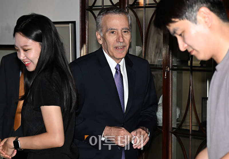 ▲필립 골드버그 주한미국대사가 23일 서울 중구 정동 주한미국 대사관저인 ‘하비브 하우스’에서 한국 기자들과의 간담회장에 입장 하고있다. 사진공동취재단