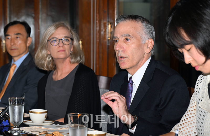 ▲필립 골드버그 주한미국대사가 23일 서울 중구 정동 주한미국 대사관저인 하비브 하우스에서 기자들과 간담회를 하고있다. 사진공동취재단