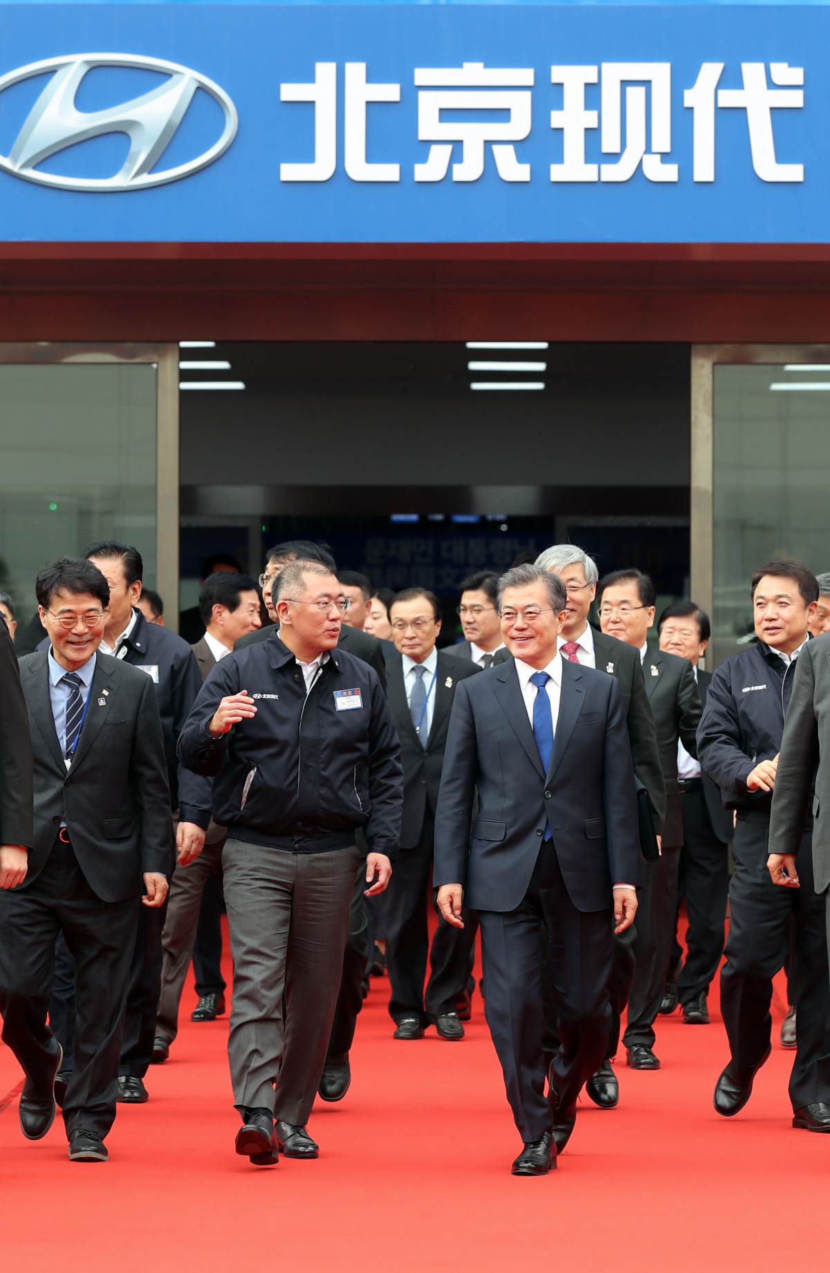 ▲현대차가 중국 충칭에 자리한 5공장을 매각한다. 사진은 2017년 중국을 국빈 방문한 문재인 대통령이 정의선 당시 수석부회장의 안내를 받아 충칭공장에 들어서는 모습.  (뉴시스)
