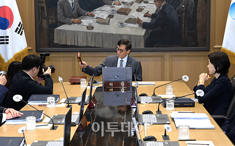 ▲이창용 한국은행 총재가 24일 서울 중구 한국은행에서 열린 금융통화위원회를 주재하며 의사봉을 두드리고 있다. 사진공동취재단