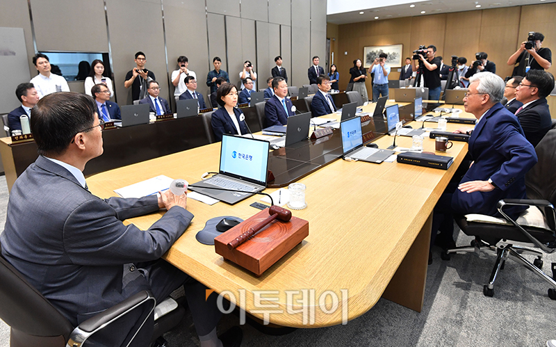 ▲이창용 한국은행 총재가 24일 서울 중구 한국은행에서 열린 금융통화위원회를 주재하고 있다. 사진공동취재단