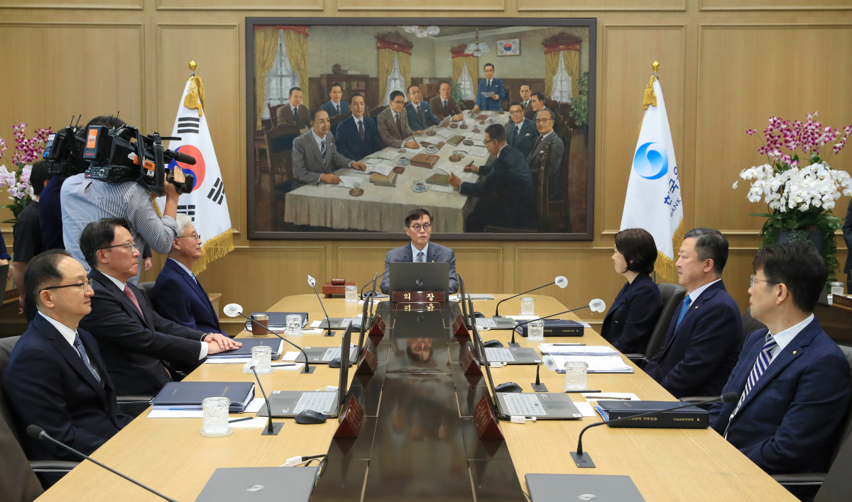 ▲이창용 한국은행 총재가 24일 오전 서울 중구 한국은행에서 열린 금융통화위원회 본회의에서 회의를 주재하고 있다. (사진제공=한국은행)