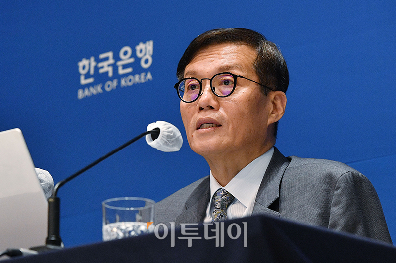 ▲이창용 한국은행 총재가 24일 서울 중구 한국은행에서 열린 8월 금통위 금리 결정에 대한 기자간담회를 하고 있다. 사진공동취재단