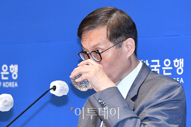 ▲이창용 한국은행 총재가 24일 서울 중구 한국은행에서 열린 8월 금통위 금리 결정에 대한 기자간담회를 하고 있다. 사진공동취재단