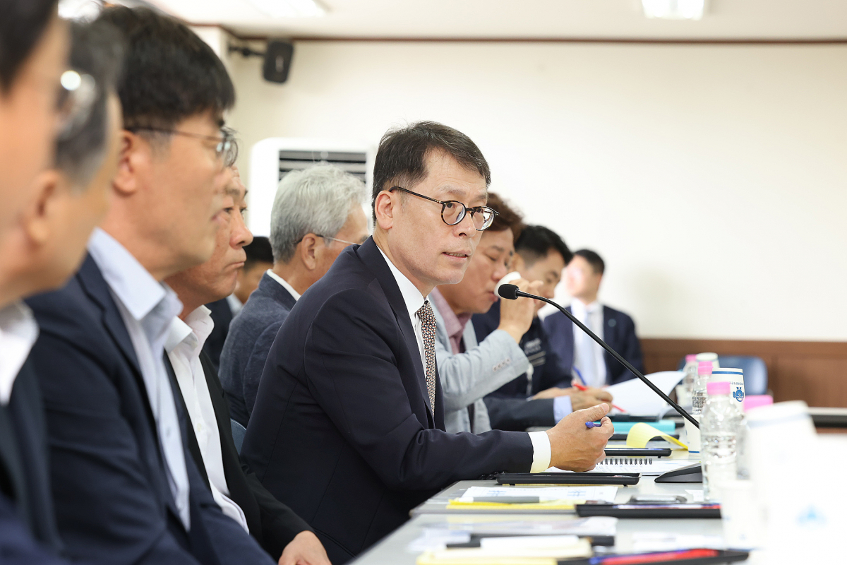 ▲김성태 IBK기업은행장이 24일 울산 남구 울산상공회의소에서 열린 중소기업 현장간담회에서 중소기업 대표들과 대화하고 있다. (사진제공=IBK기업은행)