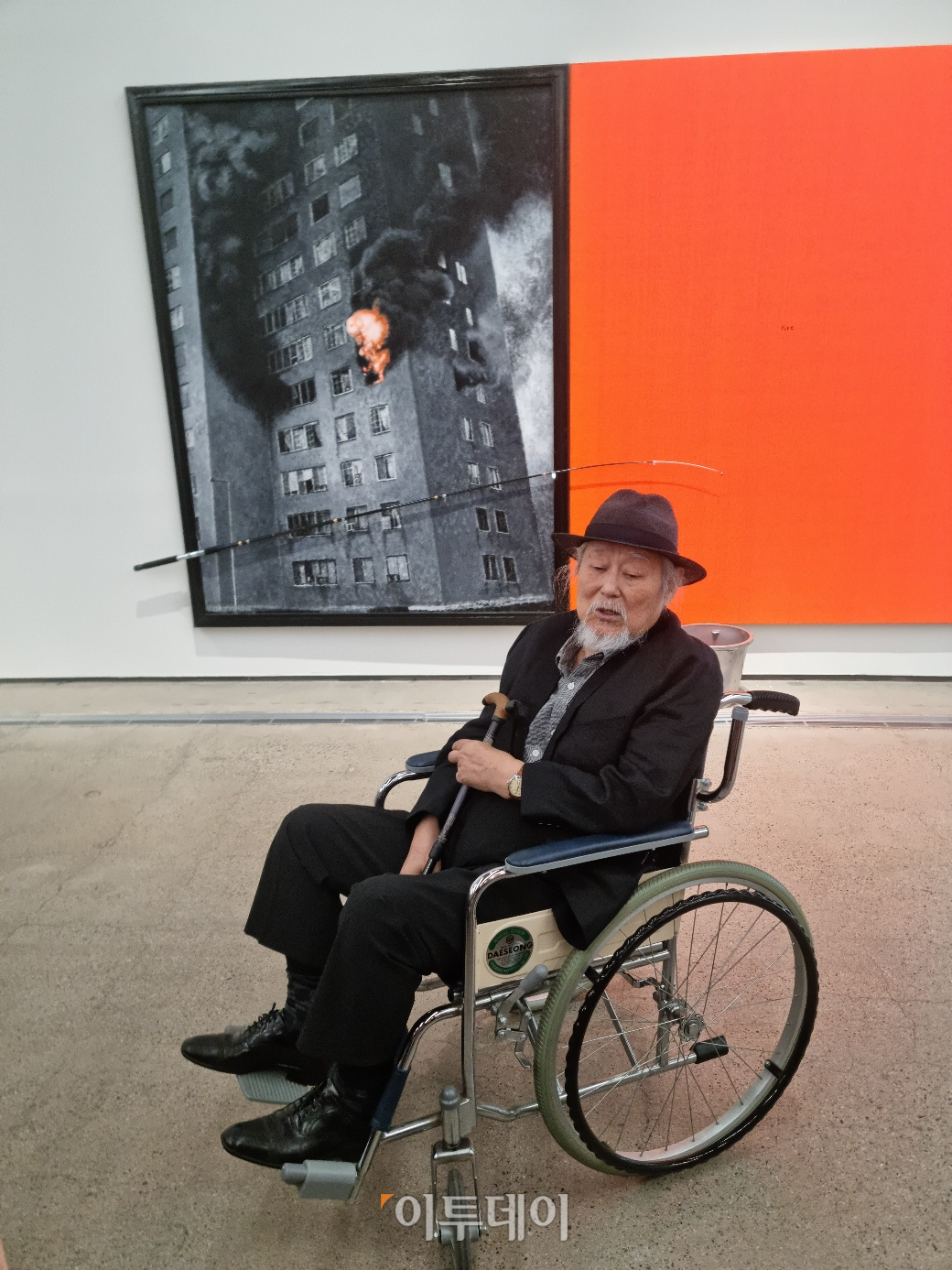 ▲24일 국립현대미술관 서울점에서 열린 ‘김구림’전 언론공개회에 참석한 김구림 작가. 자신의 작품 ‘음과 양 91-L 13’ 앞에서 간단하게 작품 설명을 하는 모습. (박꽃 기자 pgot@)