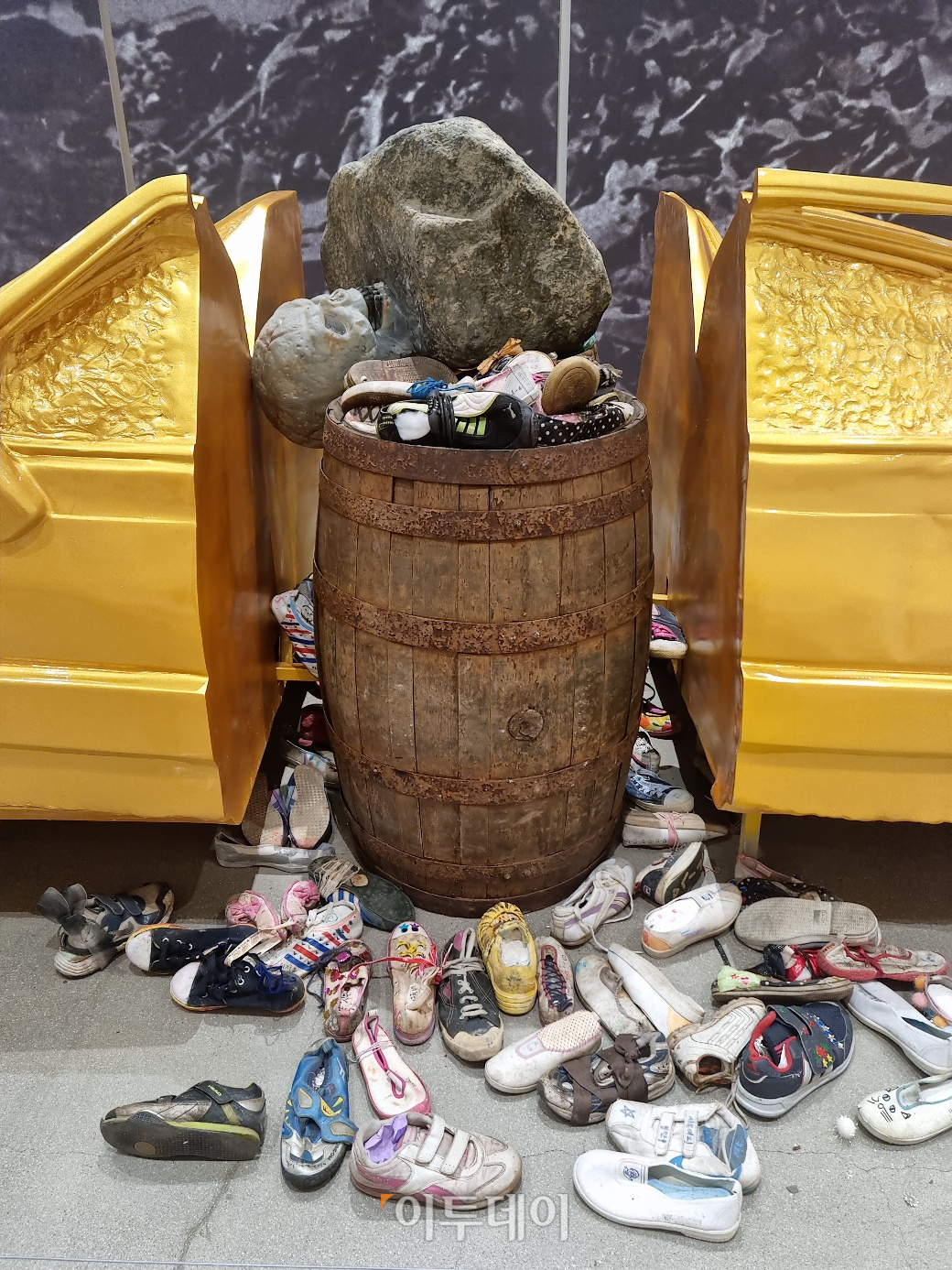 ▲24일 국립현대미술관 서울점에서 열린 ‘김구림’전 언론공개회에서 최초 선보인 김구림 작가의 신작 '음과 양: 자동차’의 모습. 숱한 신발이 눈에 띈다. (박꽃 기자 pgot@)