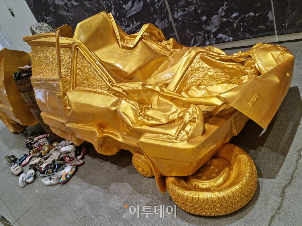 ▲24일 국립현대미술관 서울점에서 열린 ‘김구림’전 언론공개회에서 최초 선보인 김구림 작가의 신작 '음과 양: 자동차’의 모습. 실제 자동차를 찌그러트려 만들었다. (박꽃 기자 pgot@)