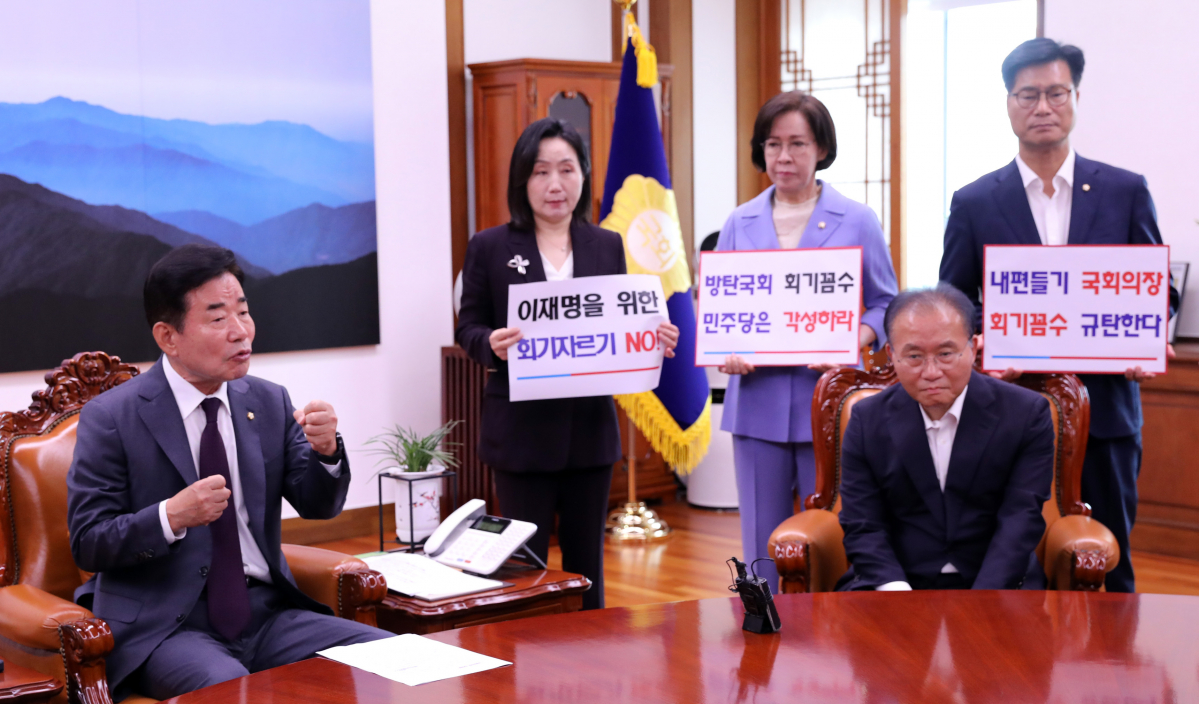 ▲김진표 국회의장이 24일 오후 서울 여의도 국회의장실에서 더불어민주당이 제출한 회기 조기 종료를 요구하는 회기 수정안을 수용한 것에 대해 항의 방문한 국민의힘 의원들과 대화하고 있다. (뉴시스)