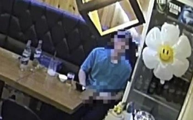 ▲카페 여사장이 인터넷 카페에 올린 CCTV 속 A씨의 모습.  (출처=온라인커뮤니티)