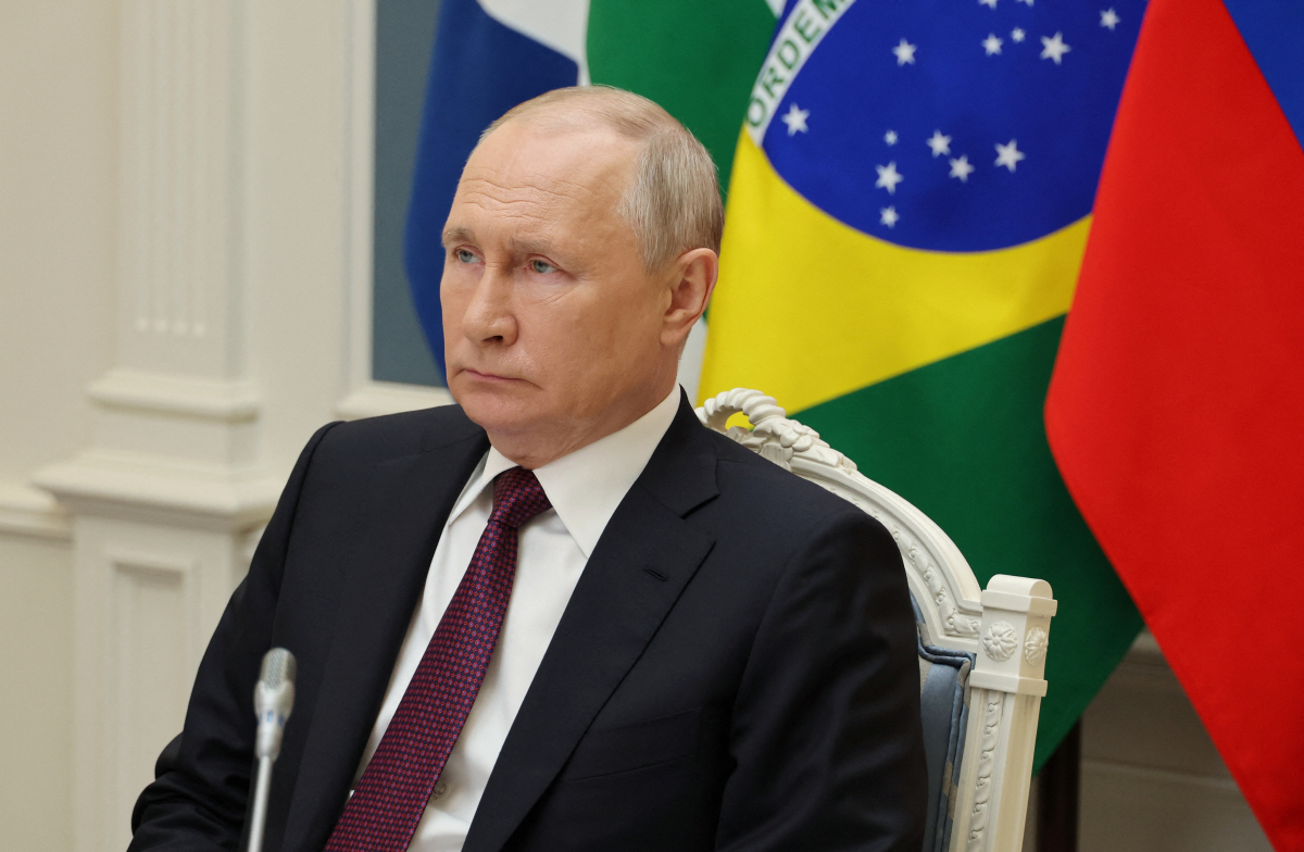 ▲블라디미르 푸틴 러시아 대통령이 24일(현지시간) 모스크바 크렘린궁에서 화상으로 브릭스(BRICS·브라질, 러시아, 인도, 중국, 남아프리카공화국의 신흥 경제 5개국) 기자회견에 참석하고 있다. 모스크바(러시아)/로이터연합뉴스
