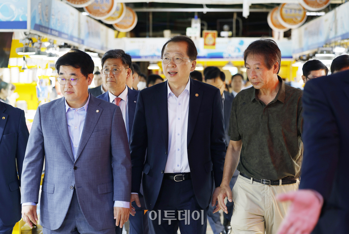 ▲조승환 해양수산부 장관이 25일 수산물 소비활성화 현장점검을 위해 인천 중구 인천종합어시장을 찾아 시장을 살펴보고 있다. 조현호 기자 hyunho@
