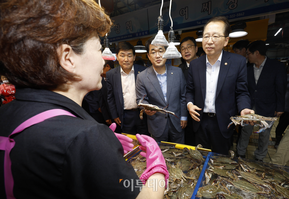 ▲조승환 해양수산부 장관이 25일 수산물 소비활성화 현장점검을 위해 인천 중구 인천종합어시장을 찾아 시장 상인과 대화를 하고 있다. 조현호 기자 hyunho@