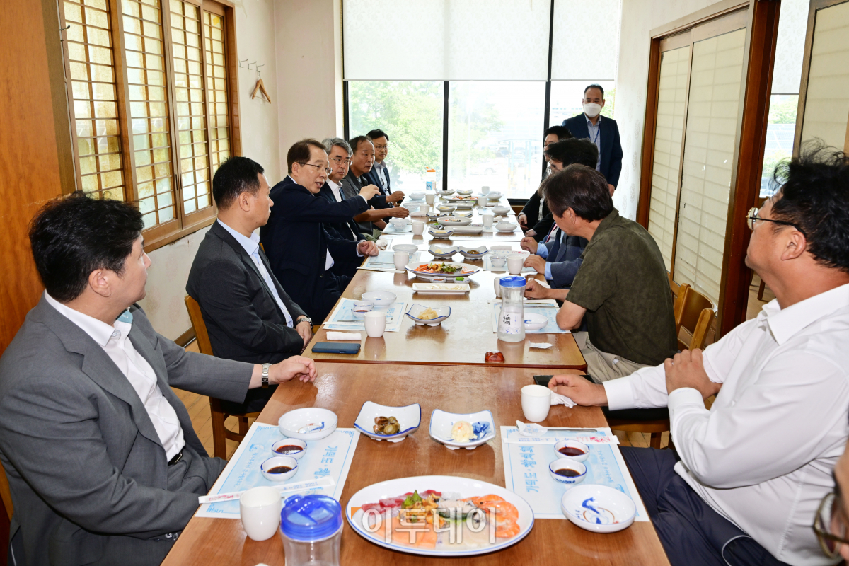 ▲조승환(왼쪽에서 세번째) 해양수산부 장관이 25일 오후 인천 중구 인천종합어시장 인근 횟집에서 열린 '우리 수산물 지키기 현장 간담회'에서 배준영(오른쪽 세번째) 국민의힘 의원 및 수협 관계자와 이야기를 나누고 있다. 조현호 기자 hyunho@