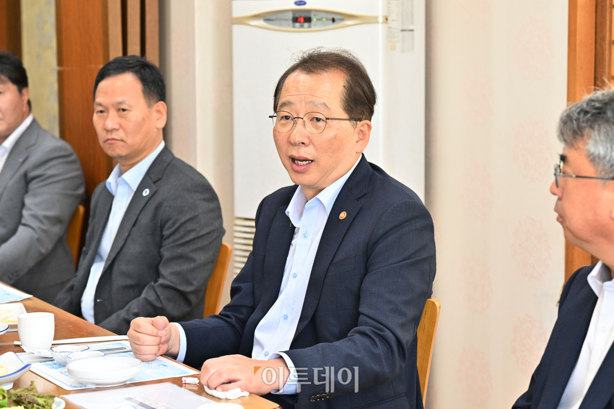 ▲조승환 해양수산부 장관이 25일 오후 인천 중구 인천종합어시장 인근 횟집에서 열린 '우리 수산물 지키기 현장 간담회'에서 인사말을 하고 있다. 조현호 기자 hyunho@