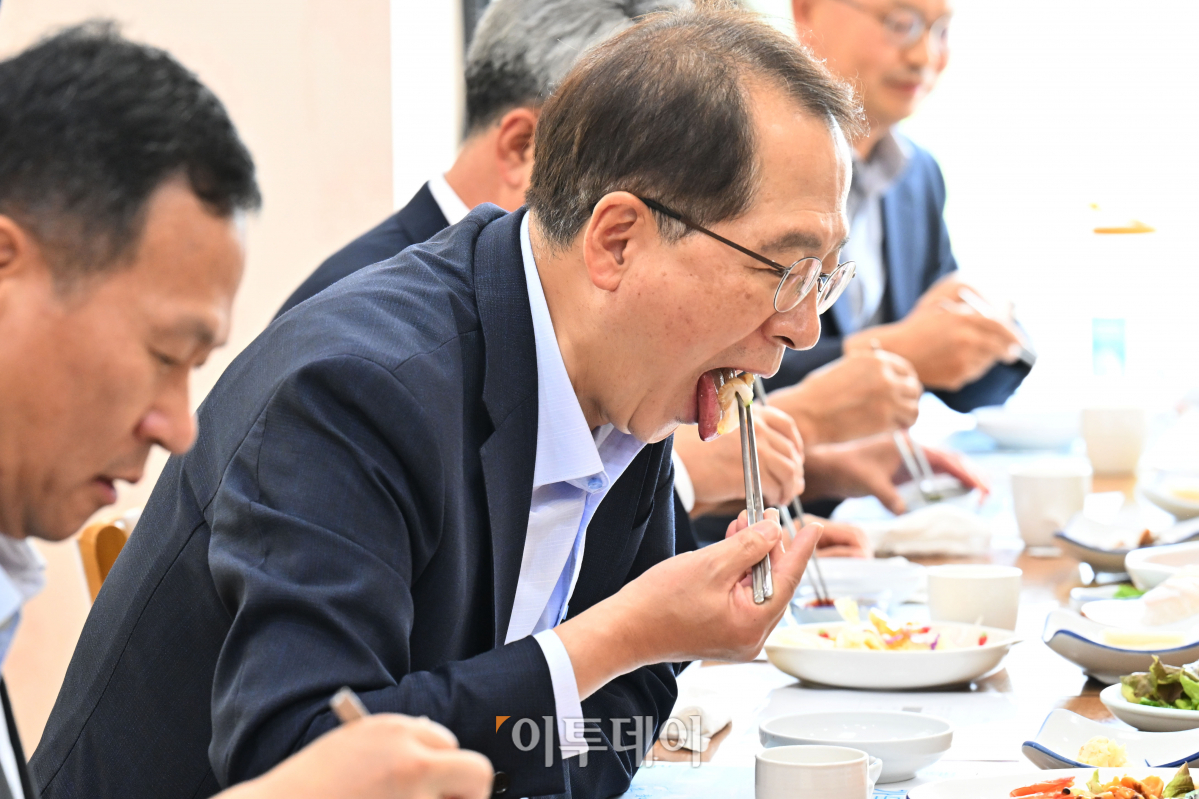 ▲조승환 해양수산부 장관이 25일 오후 인천 중구 인천종합어시장 인근 횟집에서 열린 '우리 수산물 지키기 현장 간담회'에서 회를 먹고 있다. 조현호 기자 hyunho@