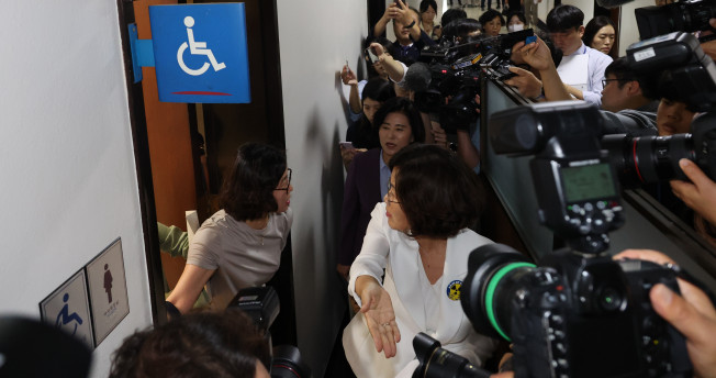 ▲25일 국회 여성가족위원회 권인숙 위원장과 야당 의원들이 전체회의에 출석하지 않는 김현숙 여성가족부 장관을 찾아 국회를 돌아다니다 만난 여가부 대변인에게 장관의 위치를 묻고 있다. 권 위원장은 장관의 위치를 묻자 대변인이 화장실로 피했다고 했다. (연합뉴스)