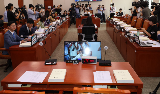 ▲25일 국회 여성가족위원회 전체회의에 김현숙 여가부 장관의 자리가 비어 있다. 국민의힘 의원들은 불참했다. 김 장관은 출석하지 않았다.  (연합뉴스)