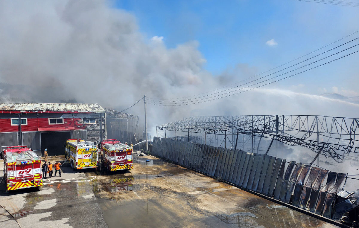 ▲25일 오전 경기 화성시 향남읍 구문천리 한 폐기물 업체에서 불이 나 소방당국이 진화작업을 벌이고 있다. (사진제공=경기도소방재난본부)
