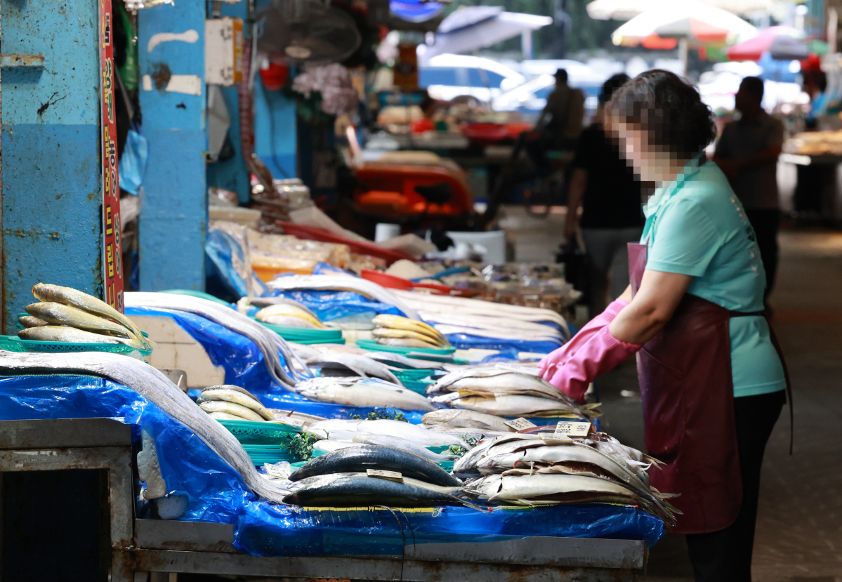 ▲광주 동구 남광주시장 수산물거리에서 한 상인이 국내산 해산물을 정리하고 있다. (사진제공=연합뉴스)