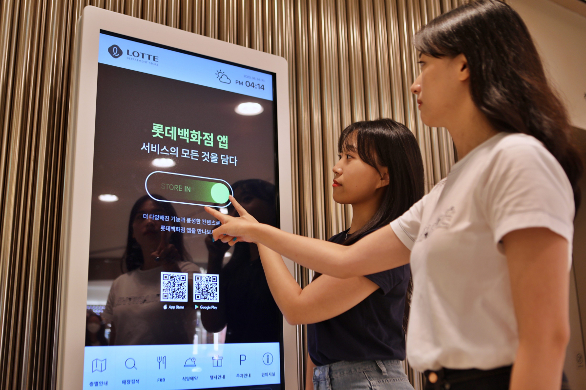 ▲롯데백화점을 방문한 고객들이 안내 키오스크를 이용하고 있다. (사진제공=롯데백화점)