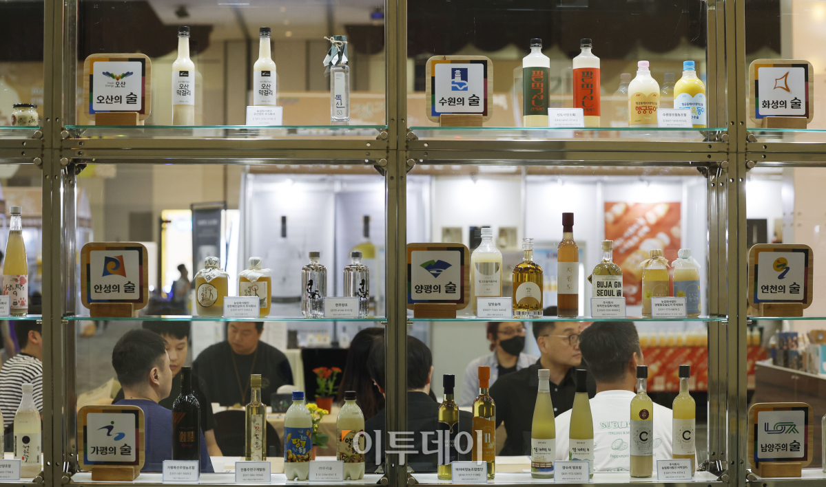 ▲25일 경기도 고양시 킨텍스에서 열린 '경기주류대상(경기 술 페스타)'에 다양한 주류가 전시되어 있다. 경기도의 전통주를 맛보고 즐길 수 있는 '경기주류대상은 이날부터 27일까지 열린다. 조현호 기자 hyunho@