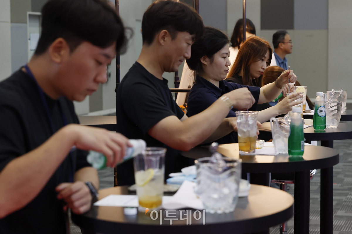 ▲25일 경기도 고양시 킨텍스에서 열린 '경기주류대상(경기 술 페스타)'에서 관람객들이 전통주 하이볼 만들기 체험을 하고 있다. 경기도의 전통주를 맛보고 즐길 수 있는 '경기주류대상은 이날부터 27일까지 열린다. 조현호 기자 hyunho@