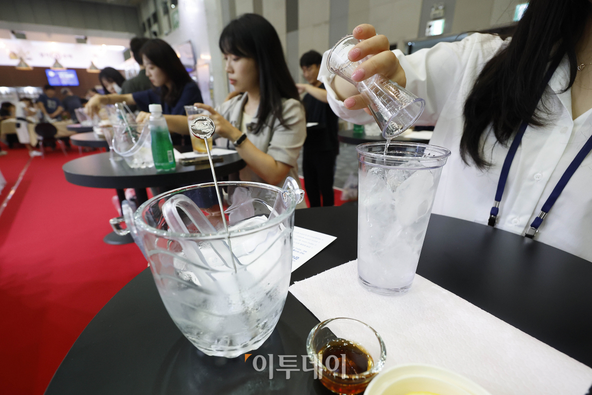▲25일 경기도 고양시 킨텍스에서 열린 '경기주류대상(경기 술 페스타)'에서 관람객들이 전통주 하이볼 만들기 체험을 하고 있다. 경기도의 전통주를 맛보고 즐길 수 있는 '경기주류대상은 이날부터 27일까지 열린다. 조현호 기자 hyunho@