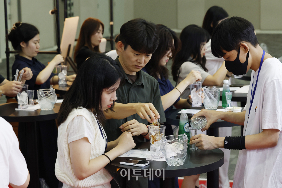 ▲25일 경기도 고양시 킨텍스에서 열린 '경기주류대상(경기 술 페스타)'에서 관람객들이 전통주 하이볼 만들기 체험을 하고 있다. 경기도의 전통주를 맛보고 즐길 수 있는 '경기주류대상은 이날부터 27일까지 열린다. 조현호 기자 hyunho@
