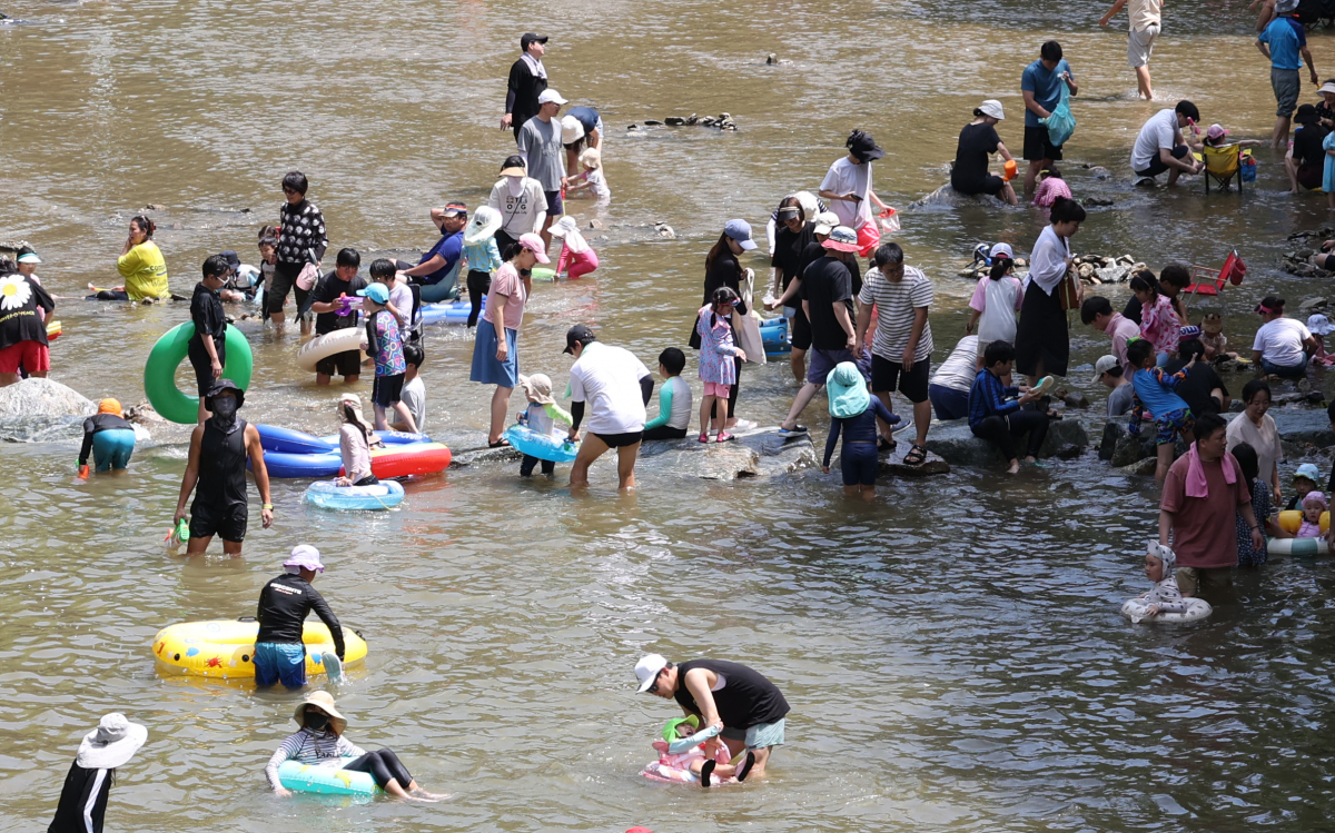 ▲제78주년 광복절인 15일 오후 경기도 광주시 남한산성면 뒷말천 계곡에서 피서객들이 물놀이를 하고 있다. (연합뉴스)