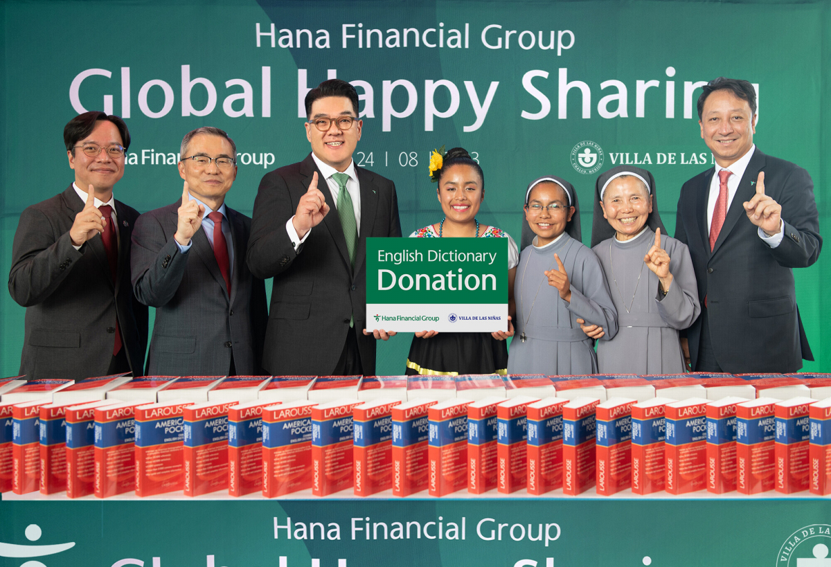 ▲하나금융은 지난 24일 멕시코하나은행 본사에서 ‘찰코 소녀의 집’ 학생들을 위한 교육물품 전달 행사를 진행했다고 밝혔다.  이은형 하나금융그룹 부회장(왼쪽에서 세번째)과 허태완 주멕시코 한국대사(왼쪽 두번째), 학생대표(왼쪽 네번째), 원장 수녀님(왼쪽 다섯 번째)이 이날 행사에 참석한 관계자들과 기념촬영을 하고 있다. (사진제공=하나금융)